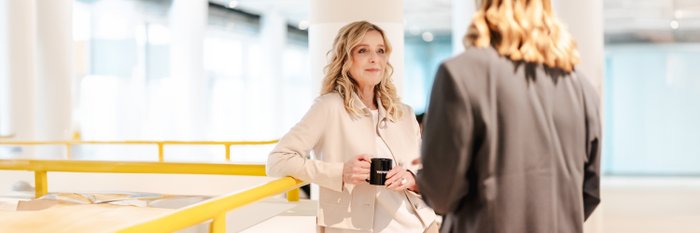 Zwei Frauen im Gespräch 