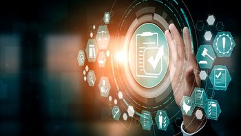 Prozessdarstellung durch Icons mit Hand, die darauf tippt